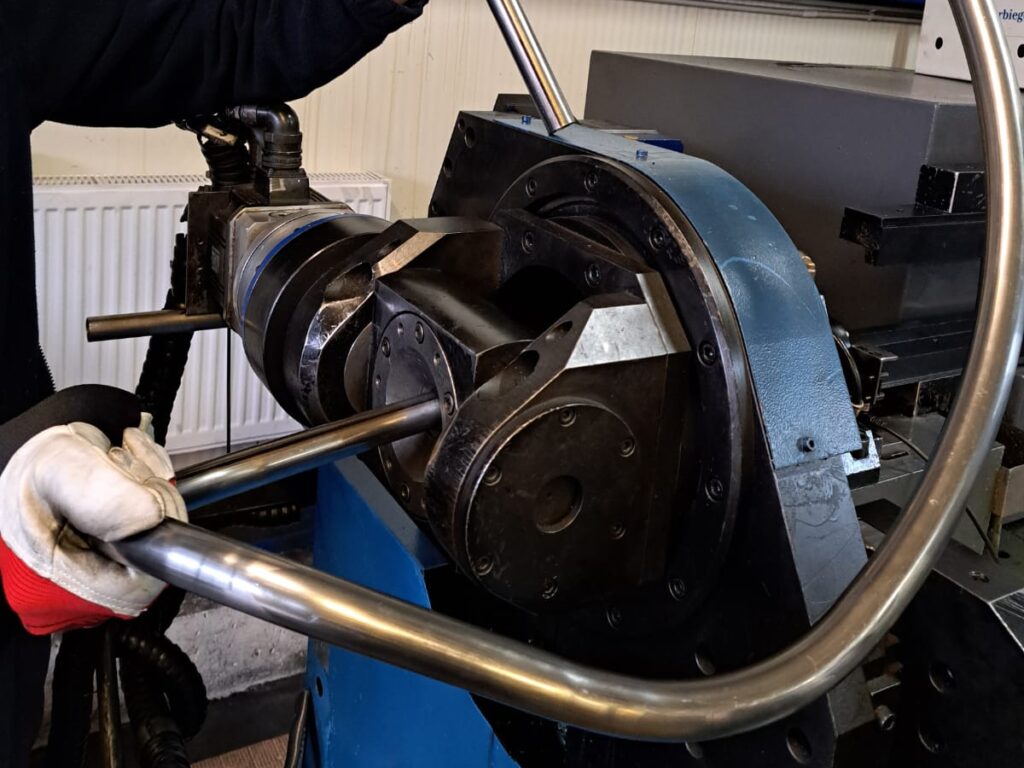 Hersteller von Metallgestellen aus gebogenen Rohren – Leistungen – Rohrbiegen