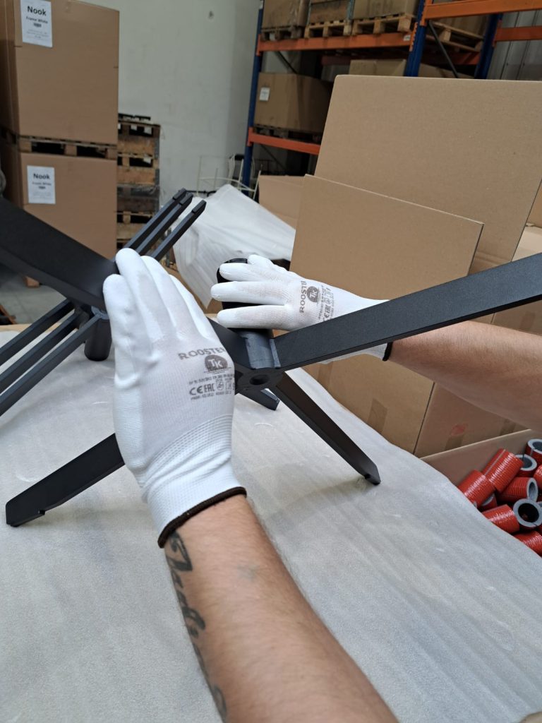 Qualitätskontrolle und sichere Verpackung von Stuhlgestellen vor dem Transport
